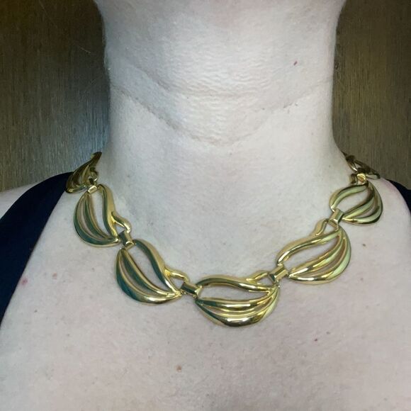 Gold Wreath Ornate Statement Necklace - Picture 4 of 9